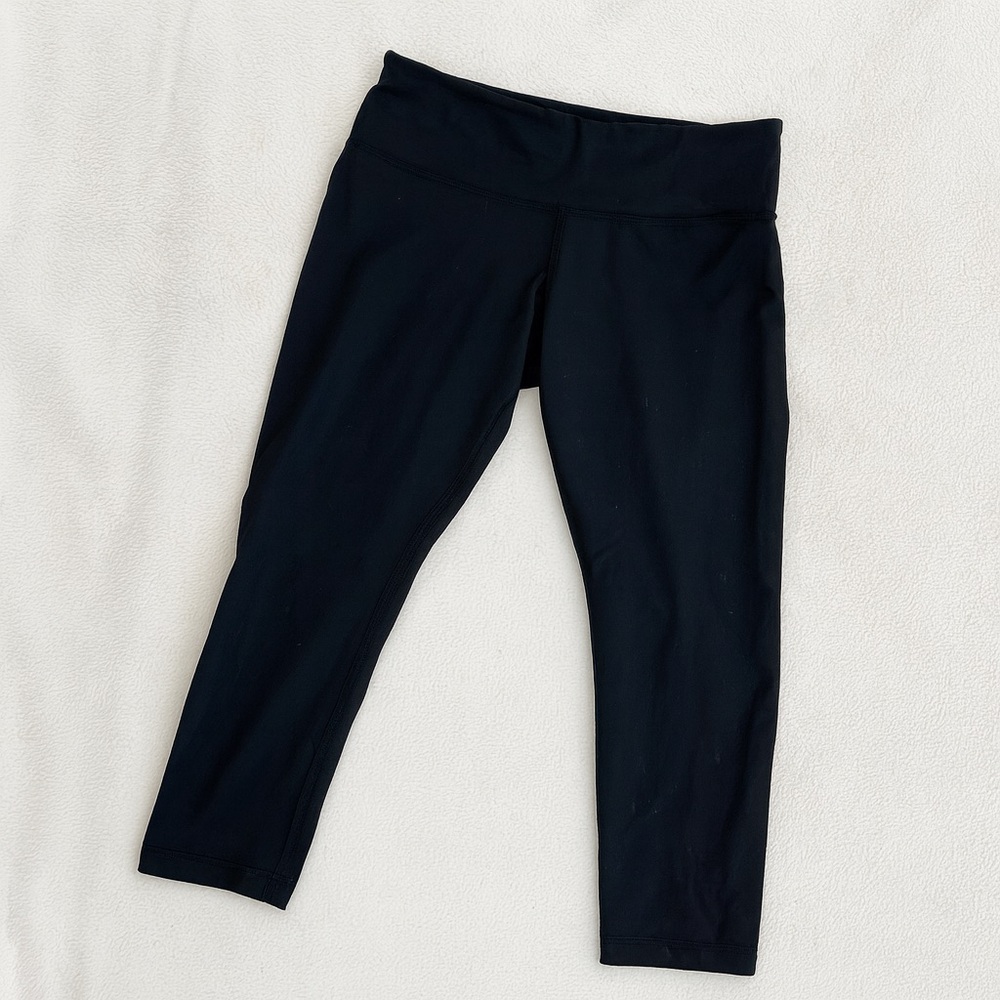 Lululemon athletica crop style leggings size 6 women’s in black with dot pattern